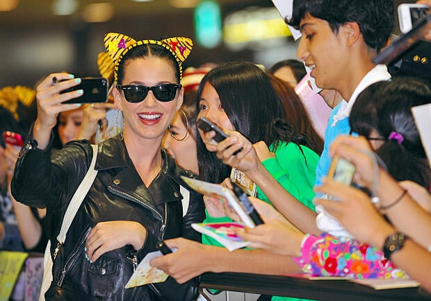 katy-perry-and-fans-selfie