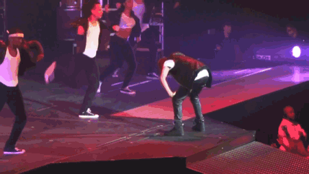 justin-bieber-throws-up-on-stage
