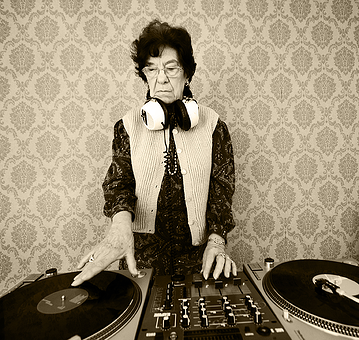 Grandma_on_the_turntables-1