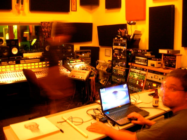800px-Larry__Leon_at_Jackpot_Recording_Studio_Portland_Oregon.jpg