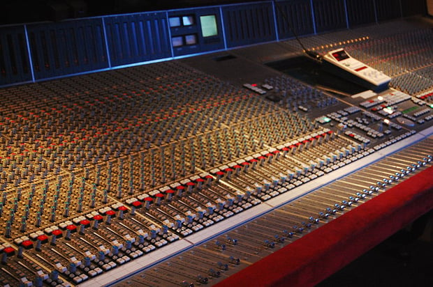 800px-SSL_SL9000J_72ch__The_Cutting_Room_Recording_Studios_NYC.jpg