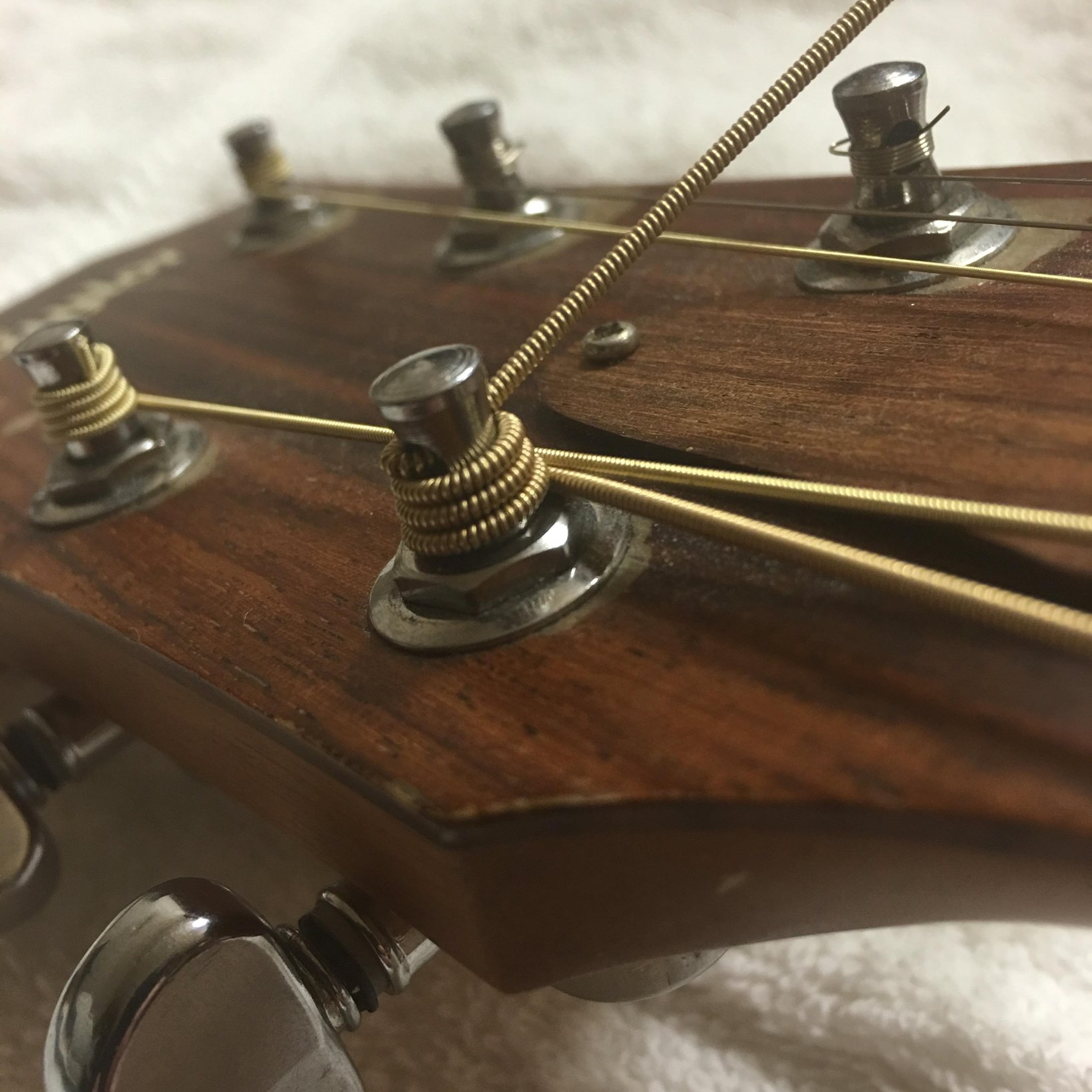 how-to-put-string-in-guitar-properly