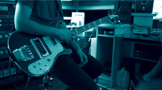 guitar-on-bench