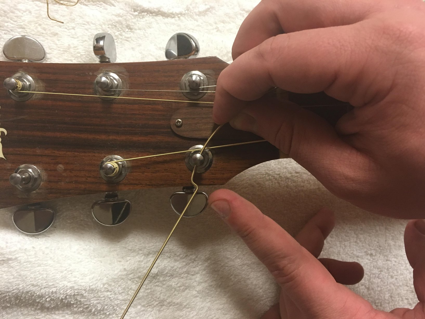 Tutorial How to Restring a Guitar With Your Bare Freakin' Hands